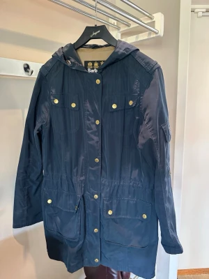 Mörkblå parkas från Barbour - Äkta barbour Dam jacka, många fickor och ser bra ut, strl 38/M