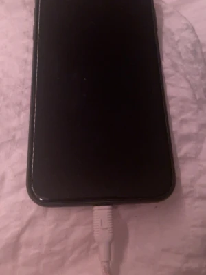Svart iPhone 11 med slimmad design - Säljer en svart iPhone 11. Batteri hälsan är 75 så den är lite använden men funkar precis som den ska. På framsidan finns det små repor men inget som är synligt. Bak skärmen är tyvärr helt sprucken.