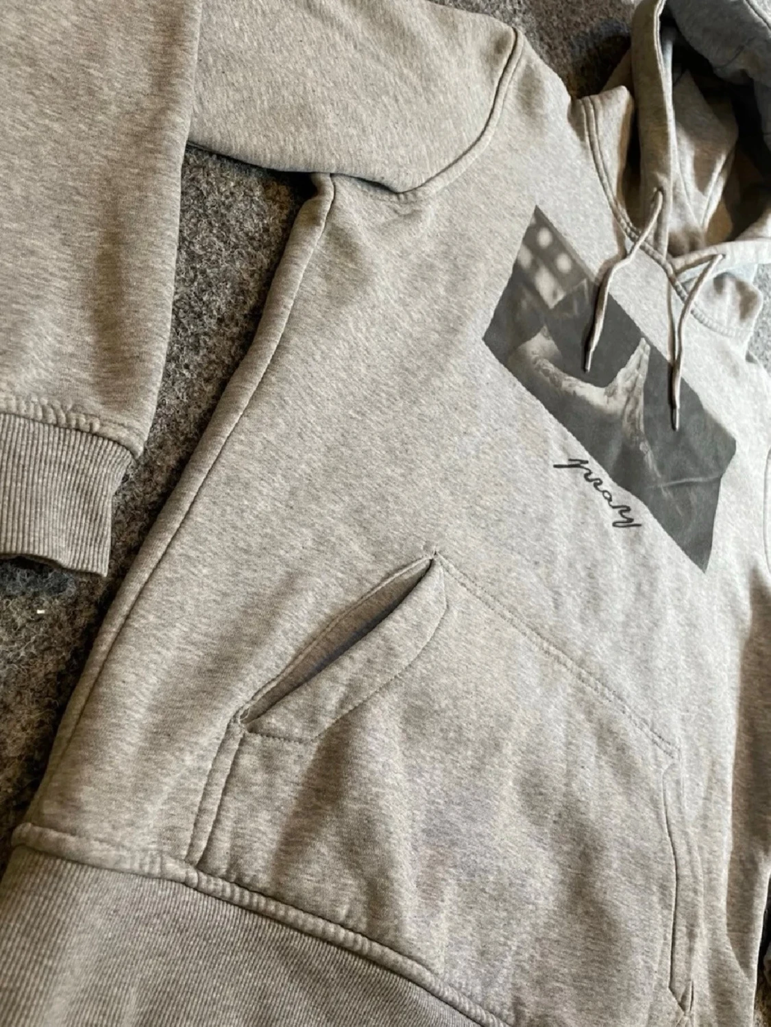 Grå hoodie med tryck och ficka - 1