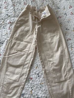 Beige 100% cotton från OBEY - Carpenter typ av jeans från OBEY använda en gång. Så ultimately helt nya. 