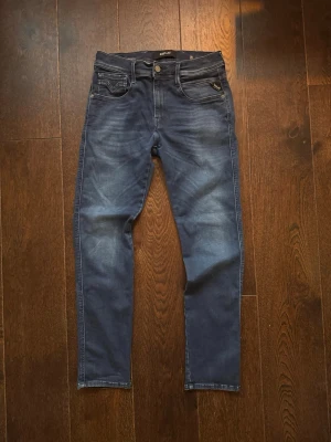 Replay anbass jeans  - Hej säljer nu dessa väldigt snygga replay anbass jeansen som är i storlek 29/32 och skick 9/10. Kom dm för frågor osv 😇