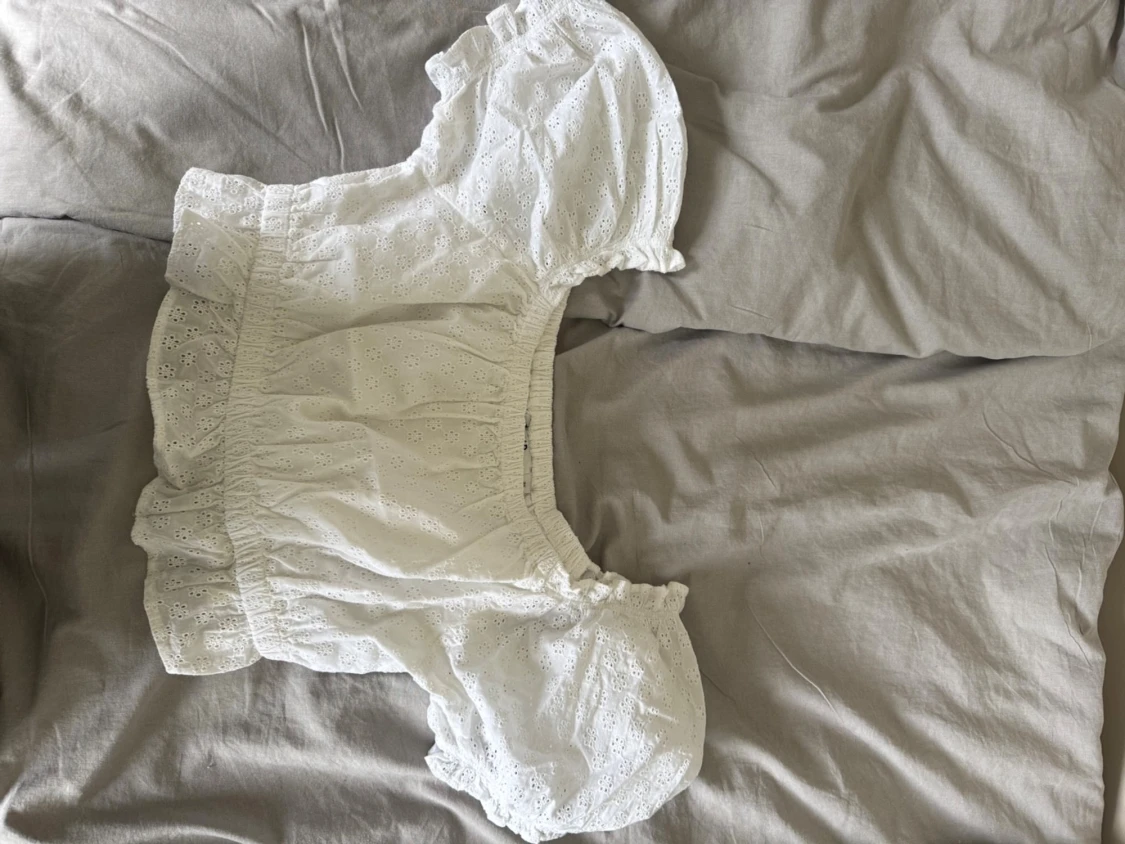 Vit broderad blus med puffärm