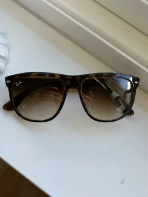 Ray-Ban Boyfriend solglasögon  - Säljer ett par sköna RB4147 solglasögon! | Mycket fint skick på glaset, syns lite att dom är använda på skalmarna som kan ses på bild 4. | Storlek 56:15. | Har inte orginal fodralet kvar men skickar med i ett annat! | Ställ gärna frågor innan du köper!