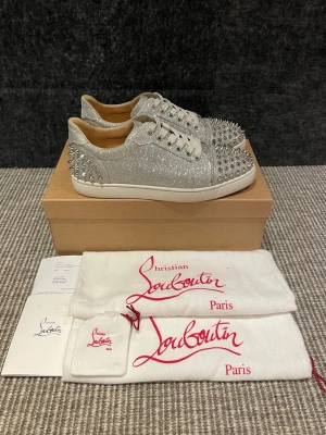 Christian Louboutin skor - Hej, säljer nu dessa svin snygga Loubs skor. Skorna är i extremt bra skick!  Begränsat antal boxar och dustbag. Hör av dig vid frågor. 