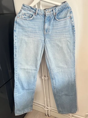 Ljusblå Sraight Jeans  - Ljusblå jeans med rak passform och mellanhög midja. Klassisk femficksdesign och gylf med dragkedja. Jeansen har en avslappnad look och är tillverkade i denim. Har inga defekter och är i mycket bra kvalité. Pris går att diskutera vid snabb affär😊