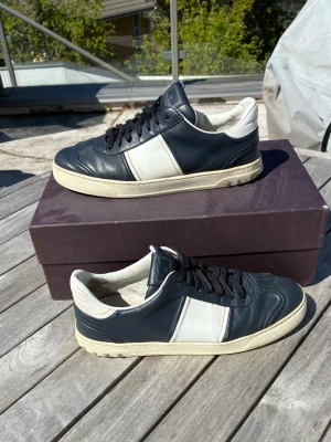 Valentino flycrews - Säljer dessa valentino flycrews pris 1999kr, Kan gå ner alla nitar är på förutom en. Med följer valentino kort, dustbag och box.