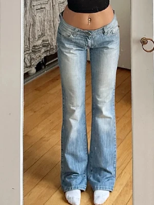 Lågmidjade bootcut jeans - Vintage från blue line, midja 42 innerben 82. Förstora för mig, hål i knät!