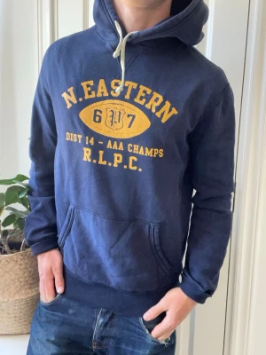 Ralph lauren hoodie  - Ralph lauren hoodie, Inga defekter, och ja- dom fläckarna är design! Modellen i bilderna är 180 cm 75 kg och bär Storlek M, Kom med frågor! 🌟 (Kan gå ned i pris vid köp av paket 😉) 