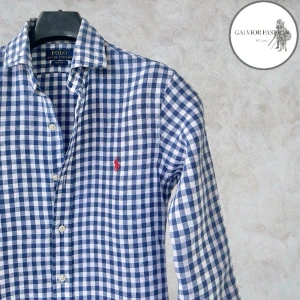 Rutig skjorta från Polo Ralph Lauren S - Rutig Ralph Lauren skjorta i storlek S. Tillverkad av 100 % linne, ett extremt slitstarkt material som andas, temperaturreglerar och motverkar dålig lukt. Linne blir bara mjukare och snyggare ju mer det tvättas och används passar perfekt för sommaren! Skick 9/10 inga defekter.  Hör av dig för mått!                                                                         ~ Nypris ca 1200–1500 kr | Mitt pris 599 kr. Alla följare får rabatt, så följ! 
