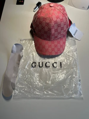 Rosa designer keps – ny med tags & dustbag - Säljer en snygg rosa monogram keps i premium kvalitet. Helt ny och oanvänd med tags kvar samt medföljande dustbag/påse. Perfekt statement-accessoar som lyfter outfiten och passar både vardag och sommar.  Skick: Ny Färg: Rosa Tillbehör: Tags + påse ingår Pris: 300 kr  designer keps, rosa keps, monogram keps, luxury cap, streetwear keps, premium keps, fashion keps, unisex keps, ny keps med tags