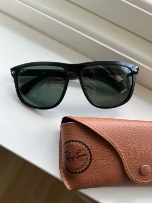 Ray-Ban Boyfriend solglasögon  - Säljer ett par sköna rb4147 solglasögon med polariserade glas! | Väldigt fint skick! Finns någon mindre repa som knappast syns och påverkar inte användning! | Kommer med fodral och duk! | Storlek 60:15. | Ställ gärna frågor innan du köper!