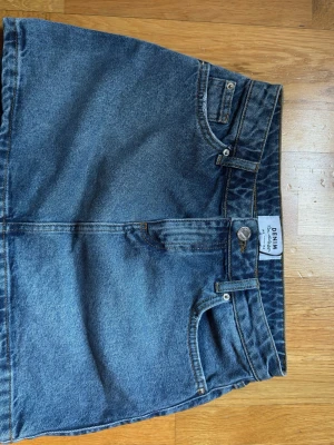 lågmidjad jeanskjol - lågmidjad jeanskjol i superfin färg. säljer då den är lite för liten på mig i jag brukar vanligtvis ha stl.36💕💕