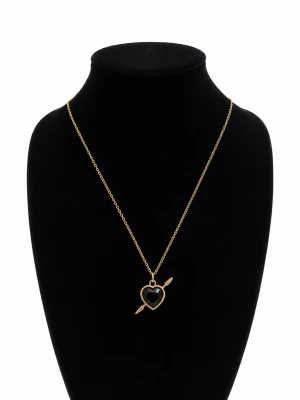 Guldhalsband med svart hjärthänge - Snyggt halsband i guldton med ett hjärtformat svart hänge och pil-detalj. Kedjan är tunn och elegant, och hänget har en glansig finish som ger en modern touch. Perfekt accessoar för att lyfta din outfit med lite edge. Rostfri 
