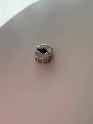 Silver diamant berlock - Snygg diamant berlock från Pandora, ordinarie pris 549kr
