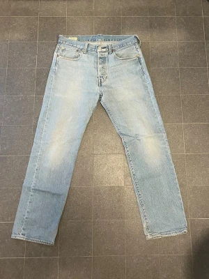 Levis 501 - Tja, säljer ett par Levis 501:or i storleken: W32 L30. Priset kan diskuteras, hör av dig vid minsta lilla fundering.