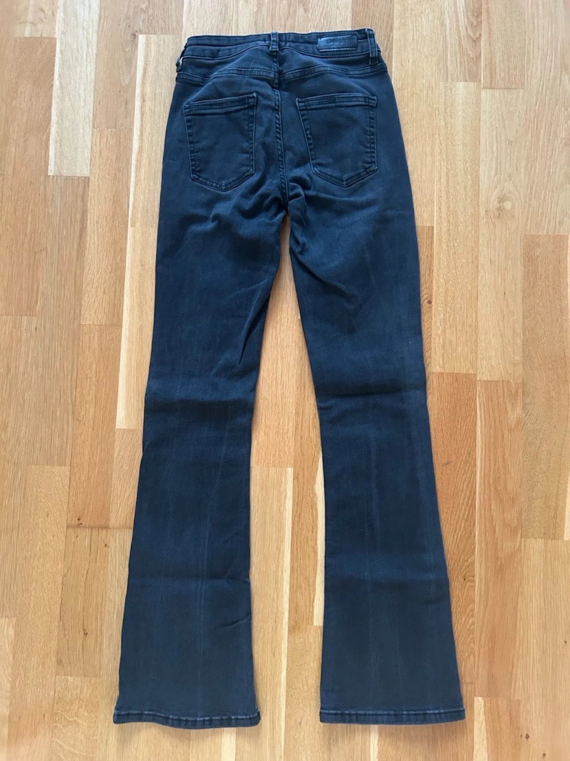 Svarta utsvängda jeans från Only - 1