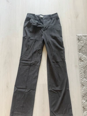 Mörkgrå kostymbyxor från Madlady - Snygga mörkgrå kostymbyxor från Madlady aldrig använda 