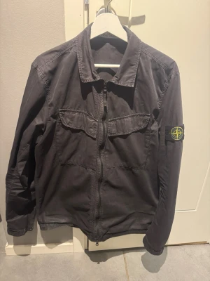 Stone island overshirt - En perfekt vår/sommar jacka med snygg stil! Köpt från johnells.  10/10 i skick. Pris ej hugget i sten. Storlek L passar M också