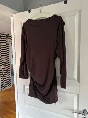 Brun långärmad kortklänning - Mörkbrun figursydd kort klänning med lång ärm. Från Shein men aldrig använd! 