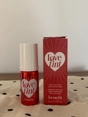Lovetint liptint från Benefit - Säljer Love tint från Benefit i färgen Fiery Red. Det är en lip and cheek stain som håller hela dagen. Endast testad. Nypris 299kr, säljer för 120kr.