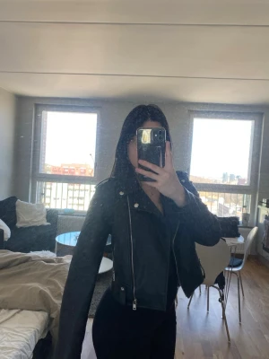 Skinnjacka i strl S - Svart skinnjacka i strl S i bra skick. Säljes pga att de ej kmr till användning längre. Kan fraktas eller mötas upp i Göteborg. Finns på fler sidor!