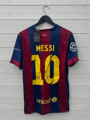 Lionel Messi FC Barcelona Fotbollströja - Säljer en Barcelona fotbollströja med Messi 10 på ryggen som är helt ny med prislapp!