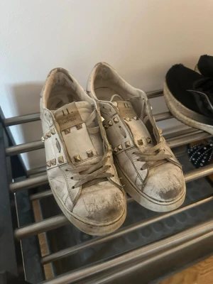 Valentino sneakers - Defekterna vissas på bilderna