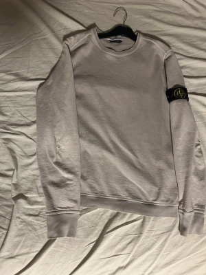Ljusgrå sweatshirt från Stone Island - Tjena säljer av några av mina stone Island plagg tröttnat på stillen och vill ha lite snabba pengar äkthetsbevis finns kom privat vid frågor är de bara att höra av sig pris kan diskuteras tröjan har defekter som syntes på bilderna 