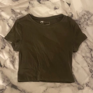 Croppad tröja  - Jättefin militärgrön croppad tröja i bra skick. Använd några gånger men använder inte längre. Storlek M men hade även passat S också.🩷