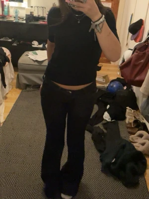 Cheap Monday jeans  - Säljer ett par Cheap Monday jeans i storlek 28/32 men har klippt dom lite, jag är 158 cm. De är i modellen flare. 