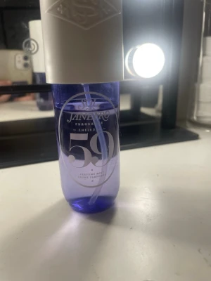 Sol de Janeiro Cheirosa 59 Parfymmist - Fräsch parfymmist från Sol de Janeiro i serien Cheirosa 59. Flaskan är genomskinlig med lila ton och har en vit spraykork. Modern och stilren design som passar perfekt på sminkbordet. Doften är inspirerad av brasiliansk energi och glamour. Man får en fräsch lite blommigt men ändå en liten varm lukt av den💜