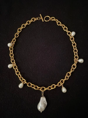 Guldfärgat halsband i rostfritt stål med pärlor - Unikt halsband med grov guldfärgad kedja och sju oregelbundna vita pärlor🙌🙌☀️ Gjort i rostfritt stål ❤️