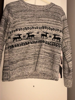 Gråmelerad stickad tröja med renar - En supermysig grå stickad tröja med små renar🌸