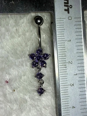 ✨ NY oanvänd navelpiercing med hänge - Kirurgiskt stål 316L  - ✨ NYTT oanvänt smycke i kirurgiskt stål! 🌸 Hållbart & Rostfritt: Slitstarkt 316L-stål som inte oxiderar eller rostar av fukt. 🌸 Säkert: Industristandard, skonsamt för läkta piercingar.  🛍️ 30 % BUNDLE-RABATT! Köp fler artiklar från min shop och få 30 % på allt! ✨ 📦 Frakt: Endast spårbart via Plick SafePay för vår trygghet.