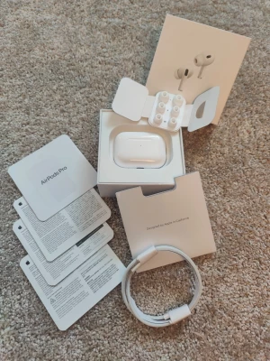 AirPods Pro 2 - trådlösa hörlurar - ANC - Hej! Jag säljer mina AirPods Pro 2 då de inte används och jag behöver lite extra plats hemma. De är smidiga, trådlösa hörlurar som passar perfekt både till gymmet och till vardags.  Hörlurarna har mycket bra ljudkvalitet och aktiv brusreducering (ANC), vilket gör att du kan lyssna ostört. Batteritiden är cirka 5,5 timmar per laddning.  ★ Pris: 600 kr ★ Batteritid: ca 5,5 timmar ★ Skick: Aldrig använda (se bilder) ★ Funktion: Aktiv brusreducering  Hör gärna av dig vid frågor! 🙂🫶🏼