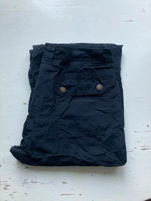 🍒Vintage y2k utilitybyxor🍒 - 🍒UTILITY🍒Sååå snygga y2k utilitybyxor med medelhög midja och många bra fickor. Två bakfickor med tryckknappar och en extra ficka med dragkedja på benet. Dragsko med gummiband längst ner på benen. Kommer i ett tunt tyg utan stretch. Endast använda några få gånger🍒