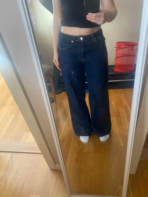 Wide leg jeans - Mörkblåa jeans från  Lager 157 i super skick🥰