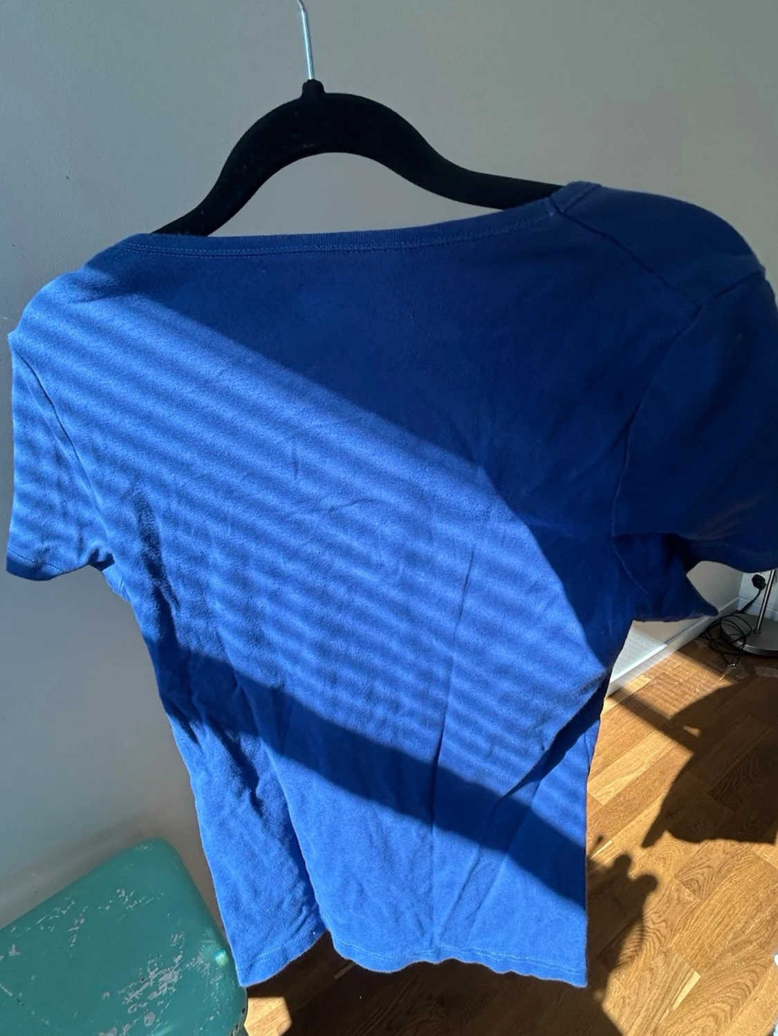 Blå v-ringad topp med kort ärm - 1