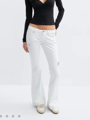 Gina tricot jeans  - Jättefina helt nya lågmidjade vita jeans med hål från gina young 14+!  har ej använt de + de har prislapp på kvar 💞 de är i storlek M TALL