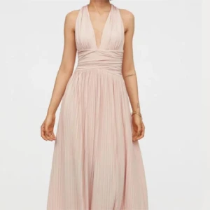 Balklänning  - En jätte fin balklänning som passar perfekt till finare tillfällen, en fin rosa färg med en öppen rygg med kors💞💞💞endast använda en gång!!