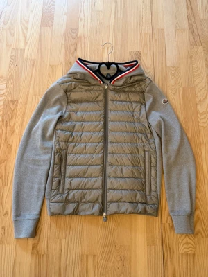 Moncler Cardigan - En snygg äkta Moncler Cardigan i mycket bra skick. Endast använd fåtal gånger. Passar dig som använder medium / large. 
