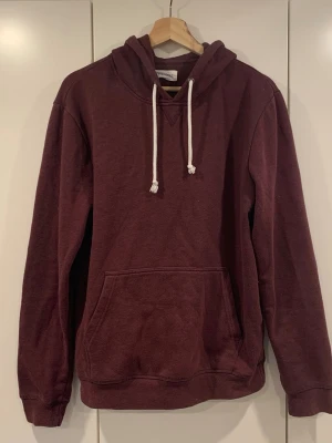 Vinröd hoodie med vita snören - Säljer denna vinröda pier one hoddie i storlek M. Den är i väldigt bra skick, hör av er vid fler frågor eller funderingar! 