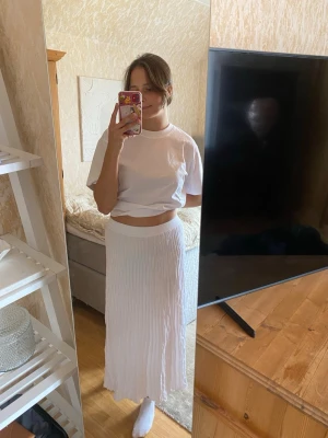 Vit långkjol - Vit sommrig långkjol, tyvärr aldrig kommit till användning 