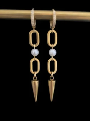 Guldiga örhängen med sötvattenspärlor och konformad detalj - Pris anges för ett par örhängen  Material: Rostfritt stål  och sötvattenspärlor Längd: ca 6,5 cm Egenskaper: Nickelfria och handgjorda.