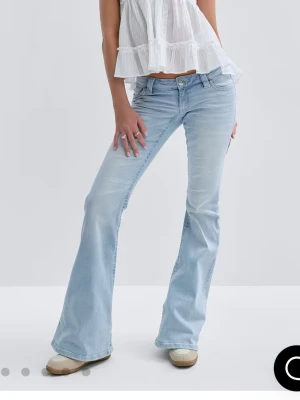Gina tricot jeans - Jättefina lågmidjade ljusblåa jeans från gina young 14+! , de är i nyskick o har aldrig använts + har prislapp på 💞 , de är i storlek M TALL 