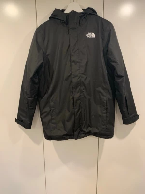 Svart vindjacka från The North Face - Säljer denna svarta North Face jacka i riktigt bra skick. Hör av er vid fler frågor! 