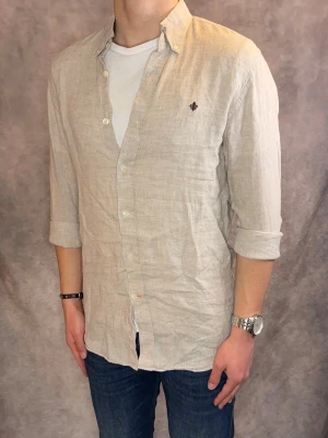 Beige Morris Linneskjorta - Stl S - Riktig snygg Morris Linneskjorta i beige med brunt märke, perfekt till sommaren som närmar sig! 🏖️🌊 | Mycket bra skick: 9,5/10, utan defekter! | Stl: S |  Modellen är 177cm och väger 75kg, sitter grymt | Hör av dig vid frågor // Galgen 🫡 