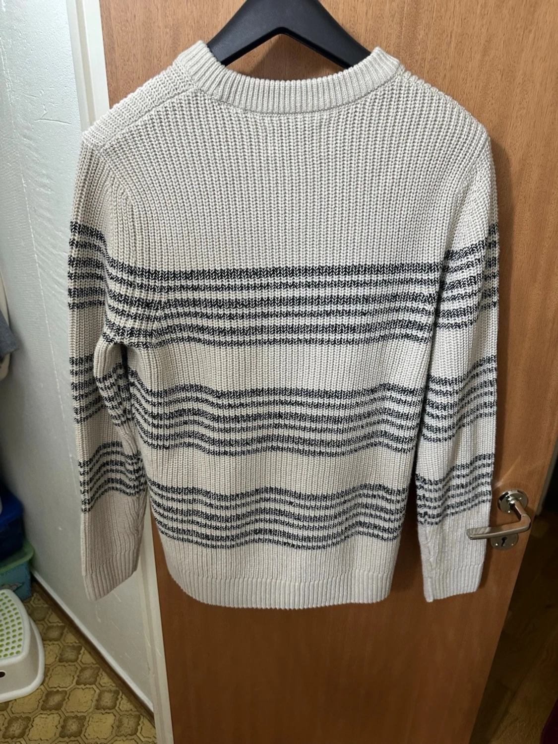 Beige stickad tröja med svarta ränder - 1