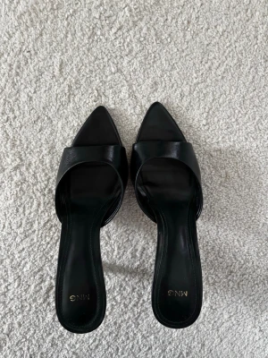 Klackskor svarta  - Svarta klackskor från Mango. Använda en gång.             8 cm klack. 