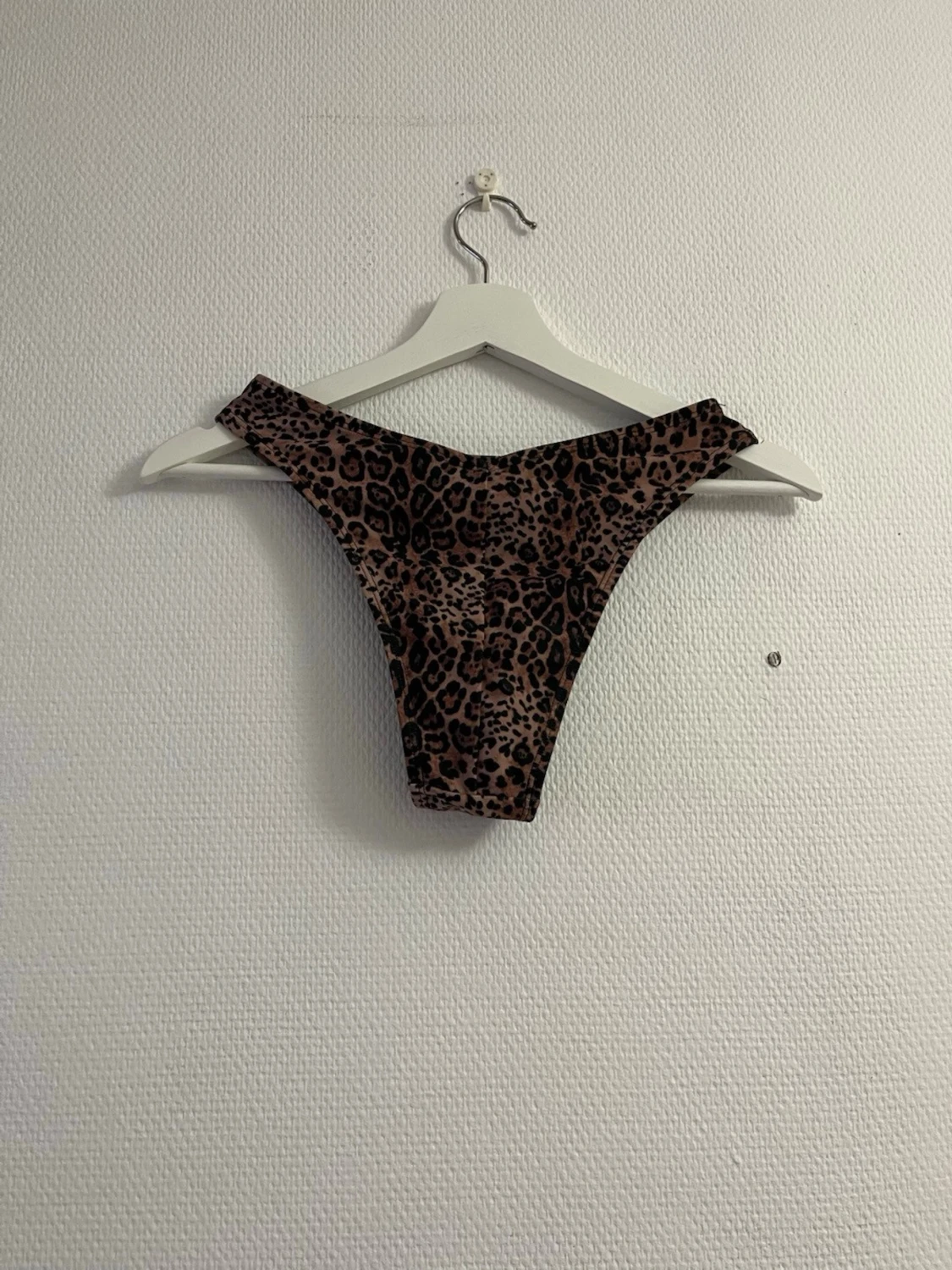 Leopardmönstrad bikiniunderdel - 1